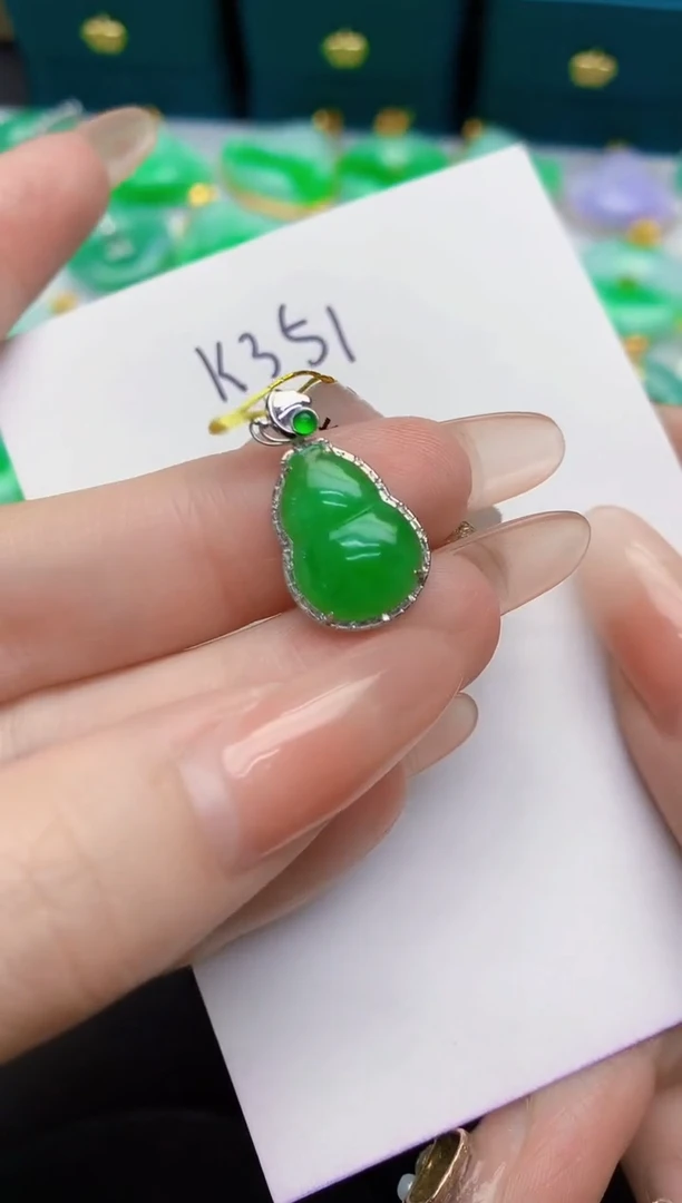 颈饰18K金镶嵌翡翠缅甸天然翡翠A货