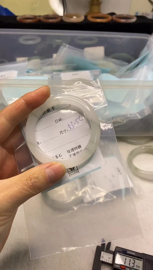 未镶嵌手镯石英质玉1