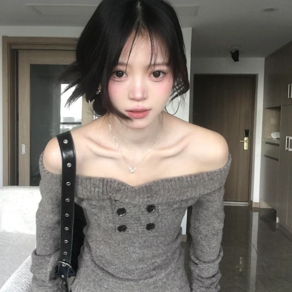 韩系高级感灰色一字肩毛衣女秋冬季纯欲辣妹独特露肩针织衫上衣潮