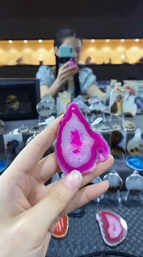 未镶嵌颈饰玛瑙/玉髓?**鸑玛瑙