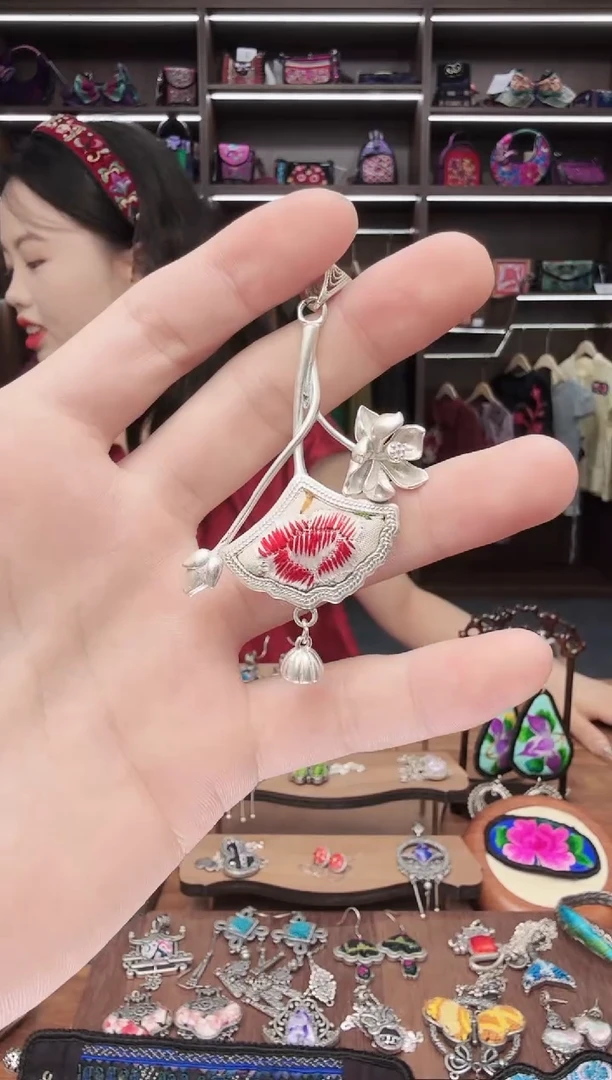 织绣1蒙阿苏苗绣传承店