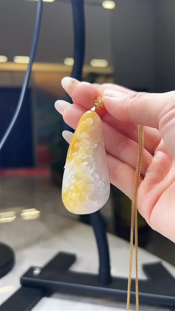 翡翠未镶嵌颈饰喜上眉梢