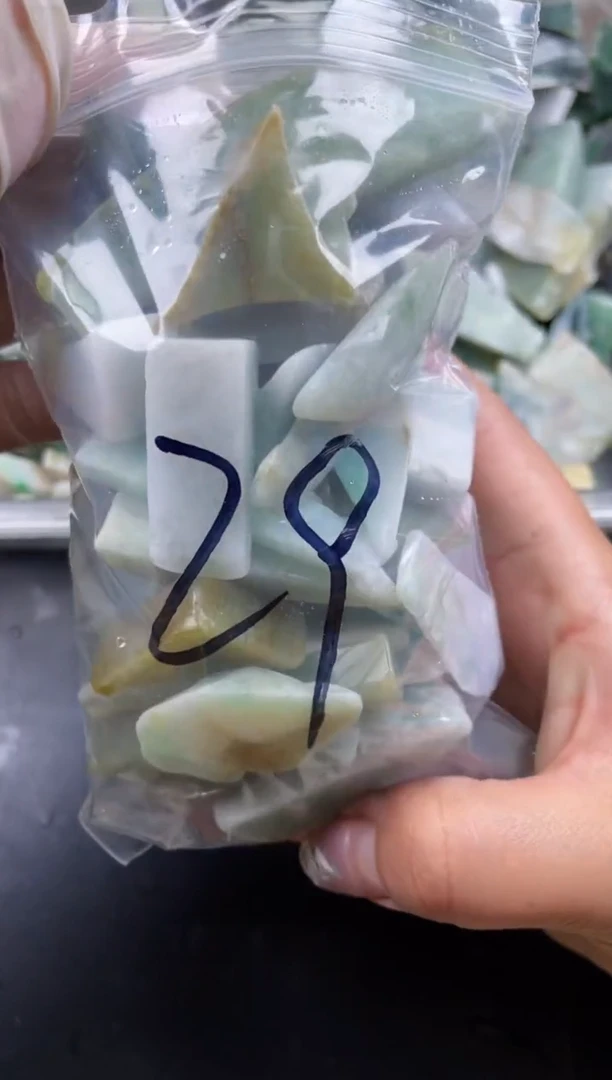 【闪购商品】翡翠颈饰未镶嵌天然翡翠边角大号500克29