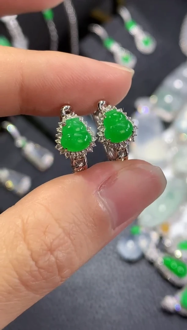 18K金镶嵌翡翠耳饰绿葫芦耳包