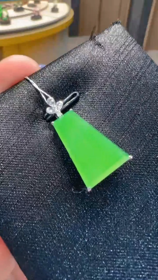 【闪购商品】翡翠吊坠(不含链)18K金镶嵌