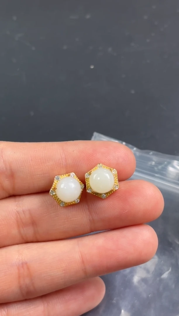 【闪购商品】和田玉耳饰未镶嵌且末微色差米达耳钉