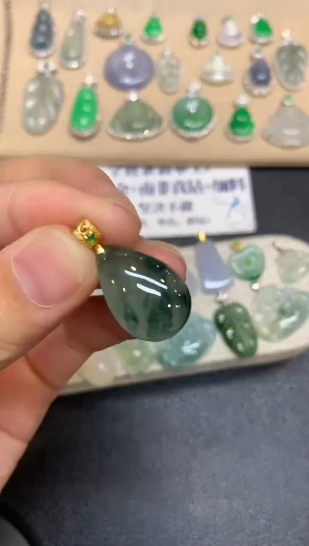 颈饰18K金镶嵌翡翠水滴【无服务费【48小时鉴赏期】