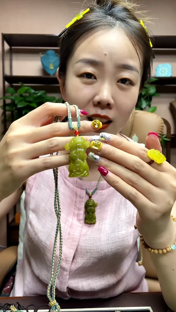 岫玉未镶嵌颈饰多样性发货发其中之一