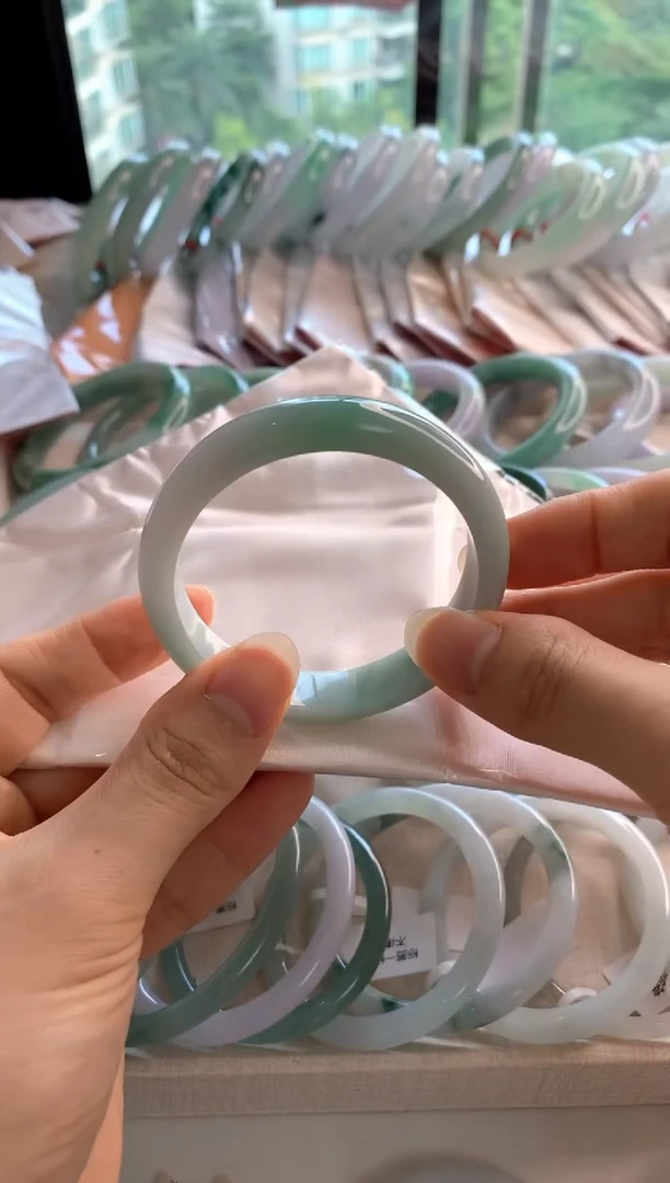 未镶嵌手镯翡翠54细腻底带色