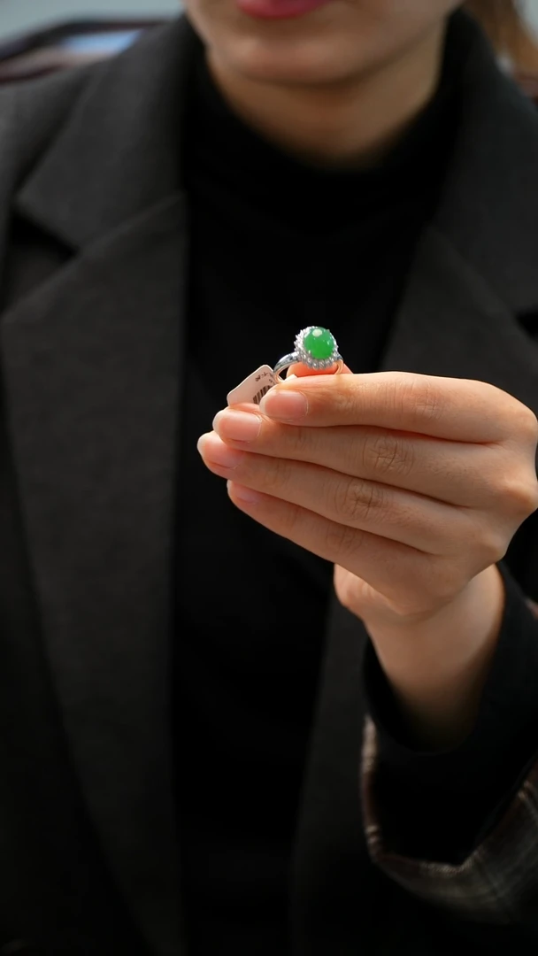 18K金镶嵌戒指翡翠戒指