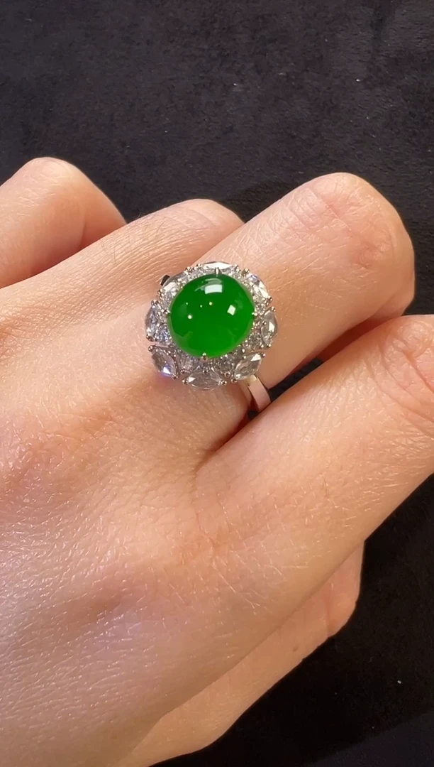 18K金镶嵌戒指翡翠高冰正阳绿蛋面戒指