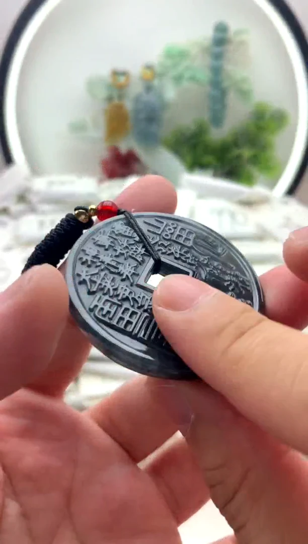 翡翠未镶嵌颈饰山鬼