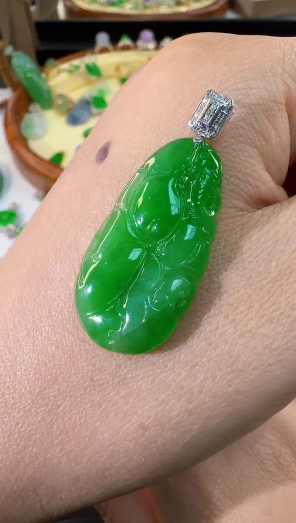 【闪购商品】翡翠颈饰18K金镶嵌缅甸A货翡翠吊坠