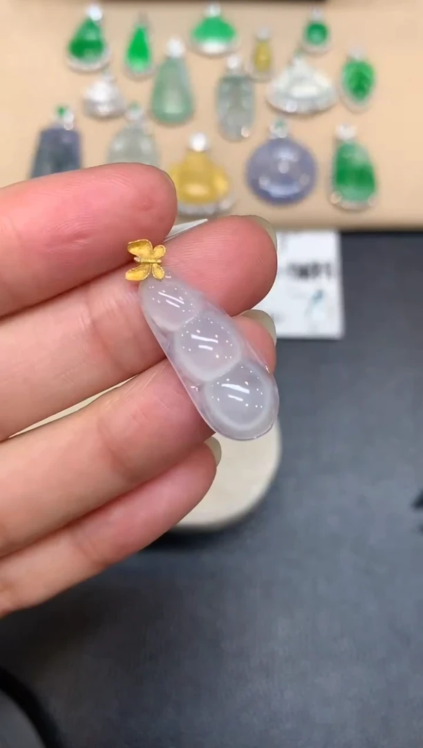 颈饰18K金镶嵌翡翠福豆【无服务费