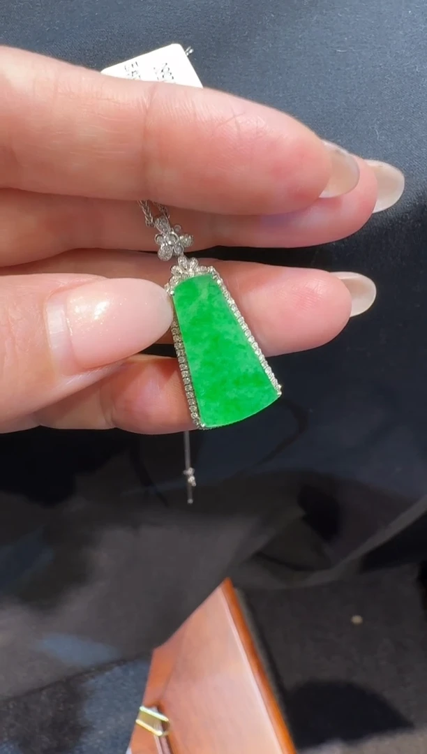 【闪购商品】翡翠吊坠(不含链)18K金镶嵌颈饰