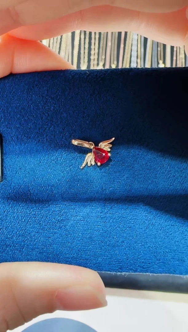 18K金镶嵌吊坠红宝石翅膀单吊坠
