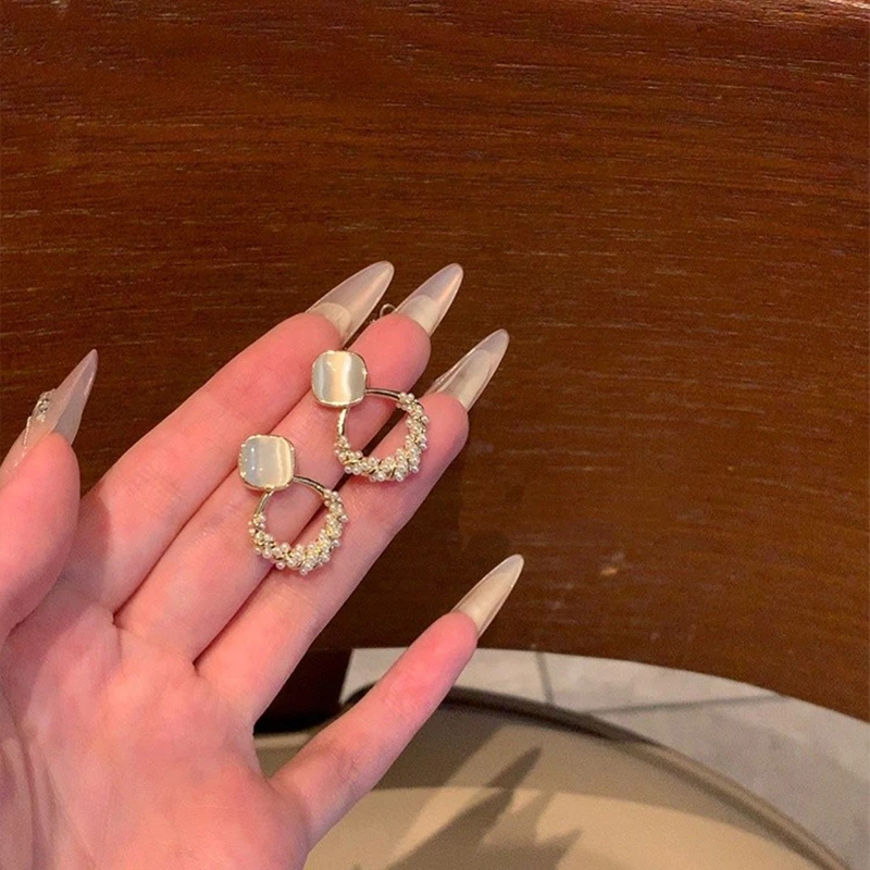 金色珍珠耳饰轻奢秋冬高级感耳钉独特耳环2025款耳环