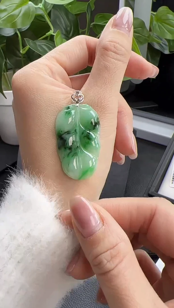 【闪购商品】翡翠颈饰18K金镶嵌叶子