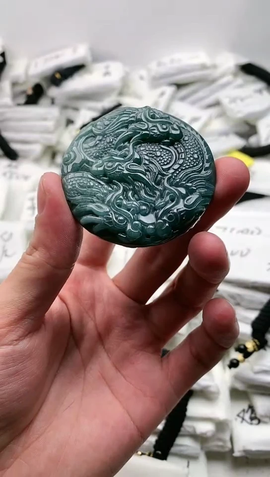 翡翠未镶嵌颈饰九龙