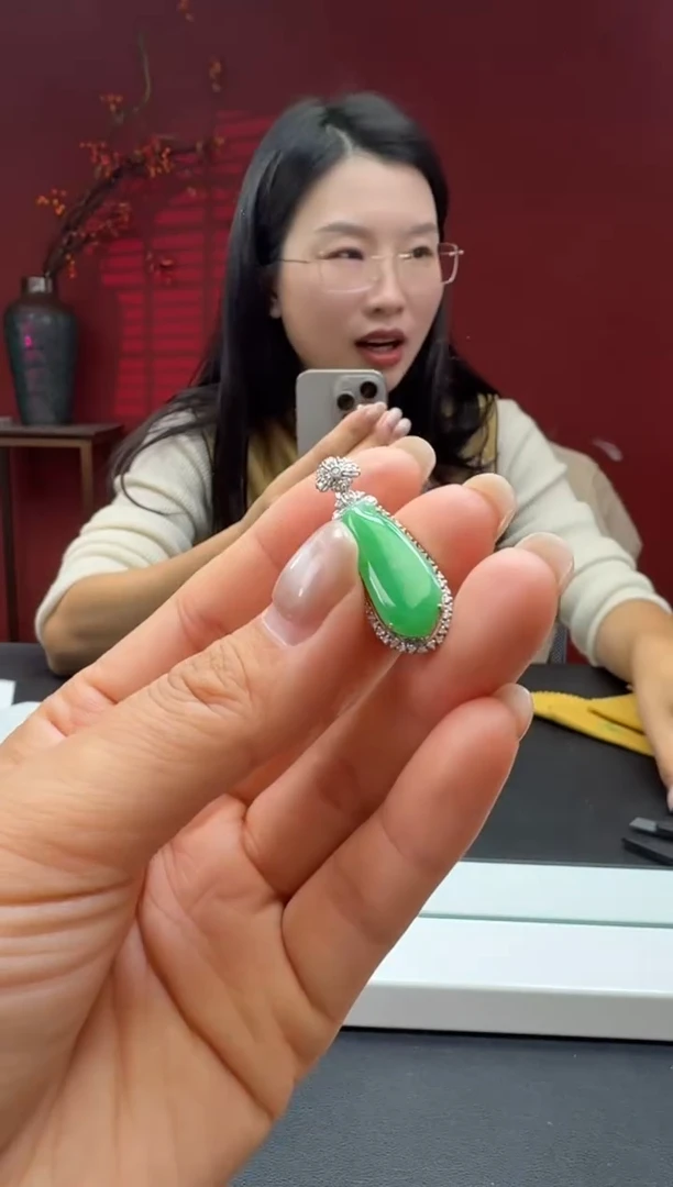 颈饰18K金镶嵌翡翠满绿福瓜