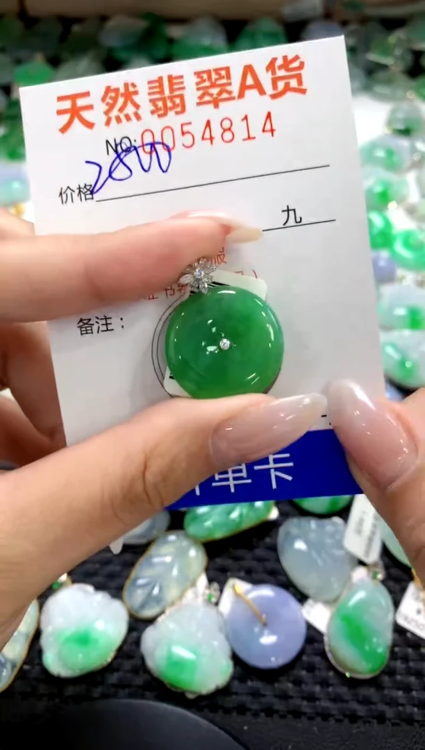 翡翠18K金镶嵌颈饰1111111111111111
