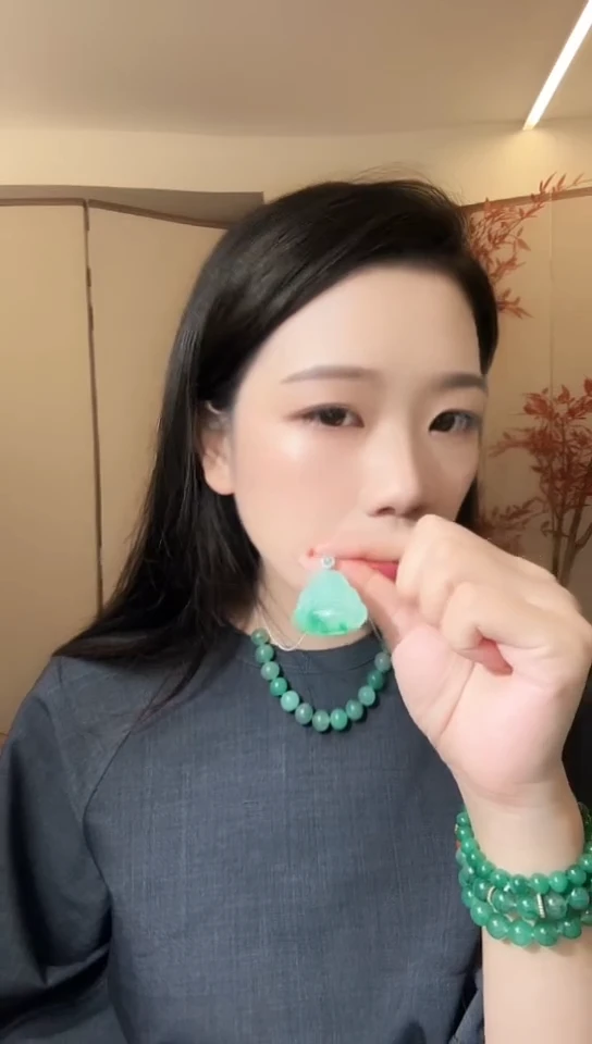 吊坠(不含链)未镶嵌石英质玉（非洲翠）非洲翠佛公（拍一发其一）