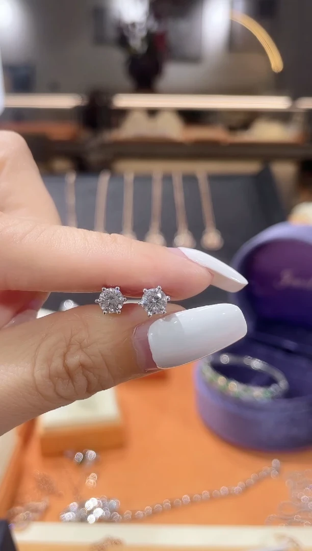 【闪购商品】实验室培育钻石耳饰18K金镶嵌耳钉