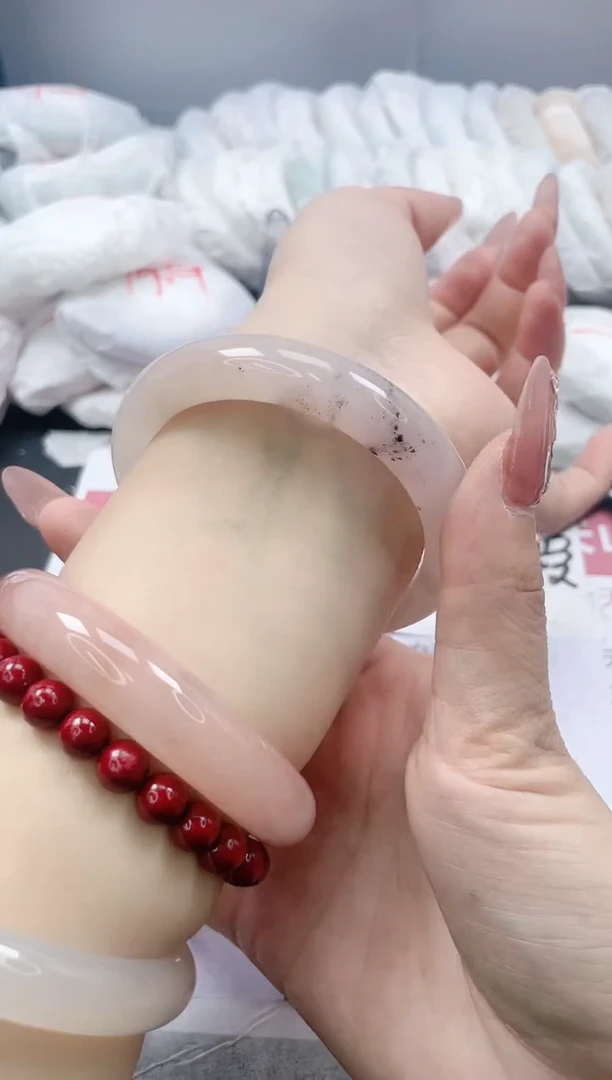 【闪购商品】石英质玉手镯未镶嵌67/57.9