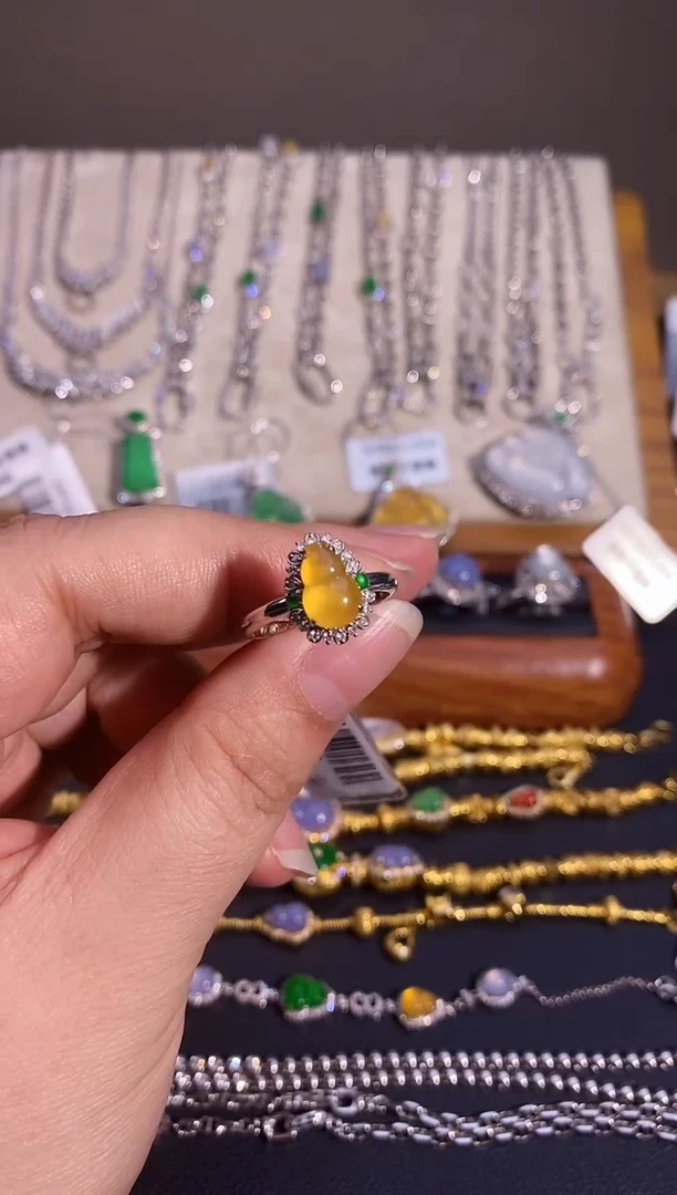 翡翠戒指18K金镶嵌戒指