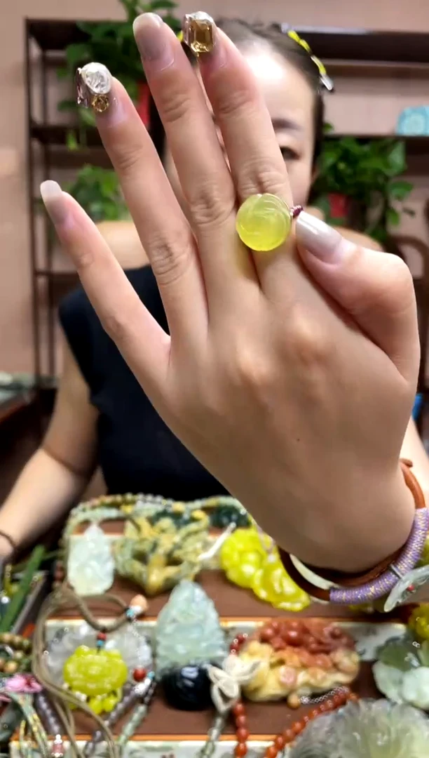 未镶嵌岫玉吊坠多样性发货发其中之一