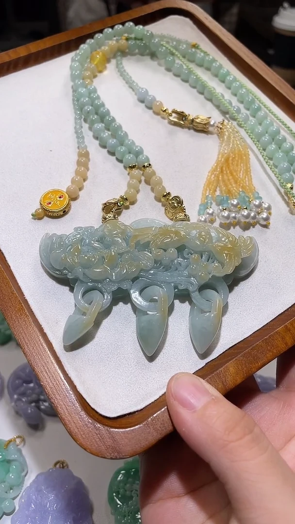 翡翠未镶嵌颈饰吊坠