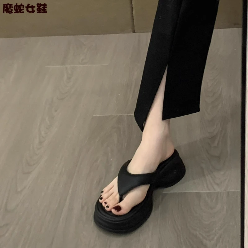 【万达撤柜】人字拖鞋女防滑外穿新款厚底松糕海边鞋子黑色凉鞋夹趾