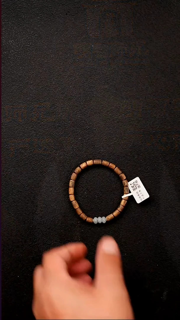 沉香手串莺歌绿棋楠随型桶珠单圈设计款