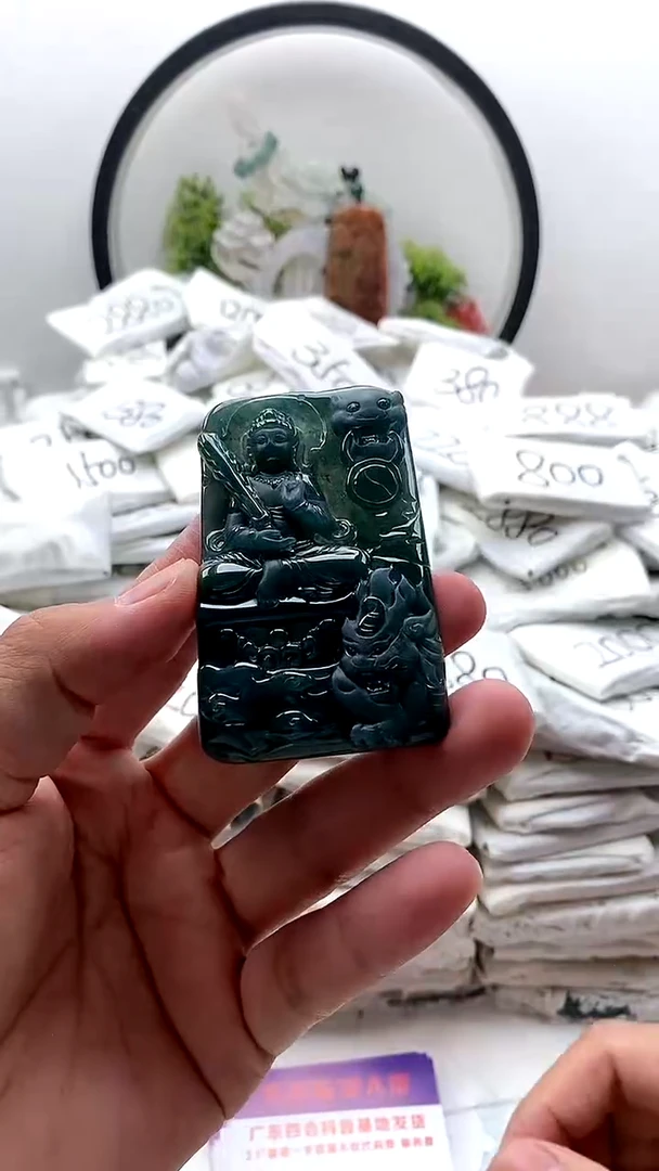 翡翠未镶嵌颈饰文殊
