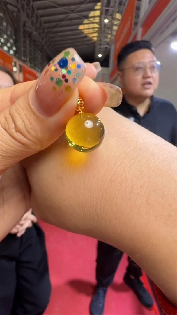 18K金镶嵌琥珀耳饰蓝珀吊坠缅假一罚十