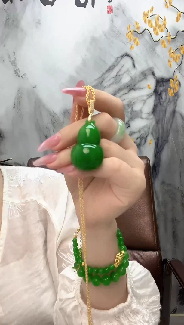 颈饰未镶嵌翡翠阳绿葫芦