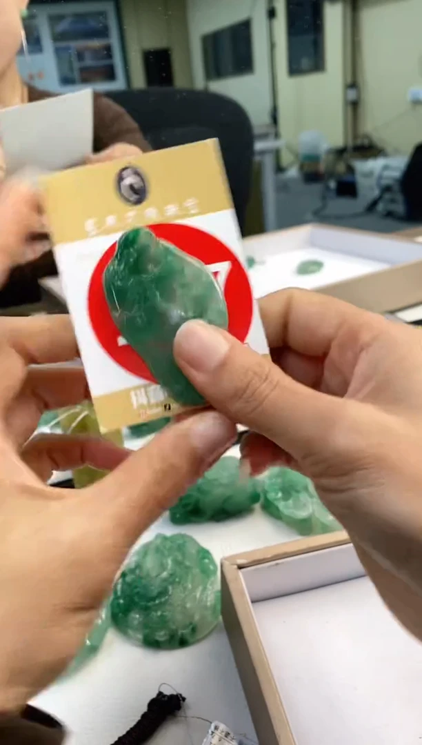 颈饰未镶嵌石英质玉牌+197