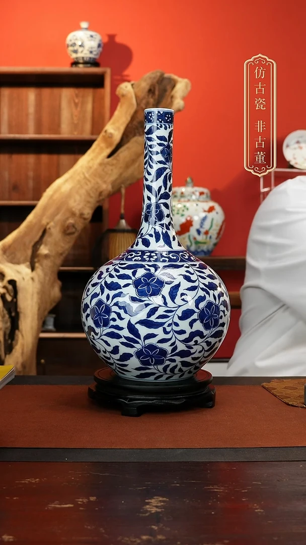 摆件青花缠枝天球瓶