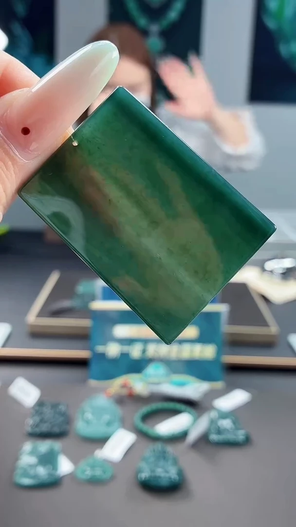 翡翠未镶嵌颈饰DLZ25080637