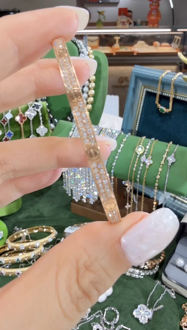 18K金镶嵌手镯钻石暖*?手镯