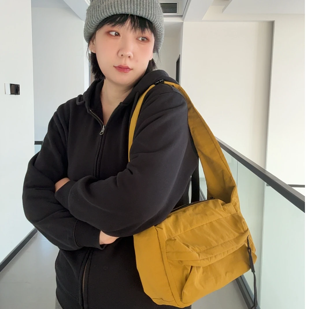 简约时尚日式单肩斜挎包布包秋冬通勤风户外休闲百搭多隔层包包