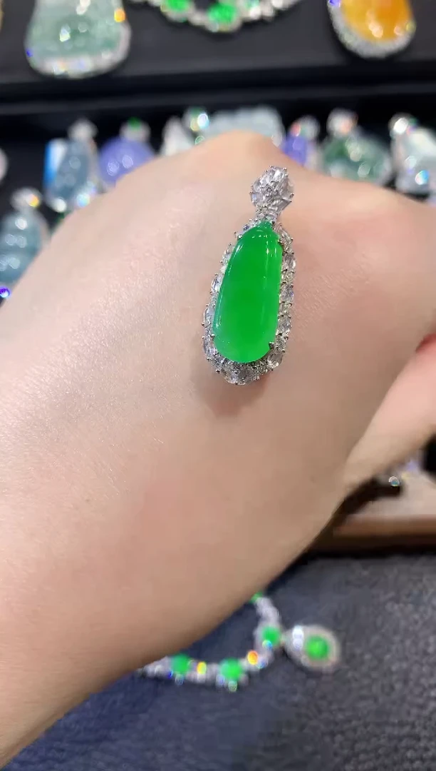 吊坠(不含链)18K金镶嵌翡翠A102