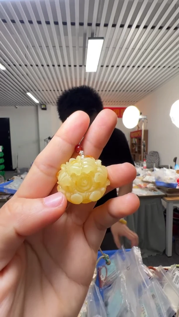 未镶嵌吊坠(不含链)蜜蜡蜜蜡俏色雕刻蜜蜡牡丹花吊坠