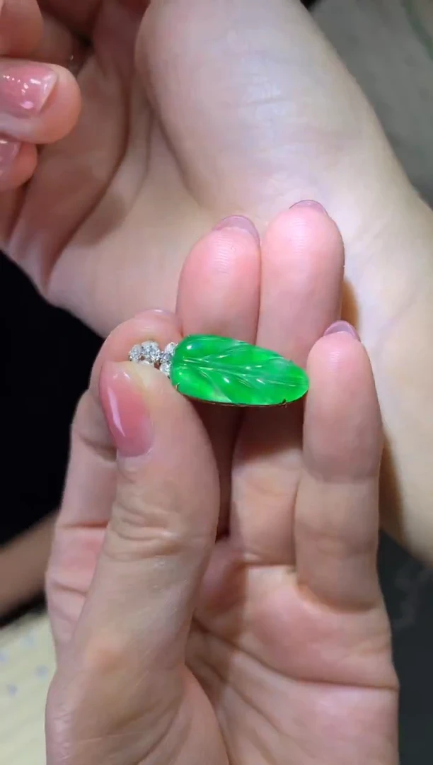 颈饰18K金镶嵌翡翠|不退不换