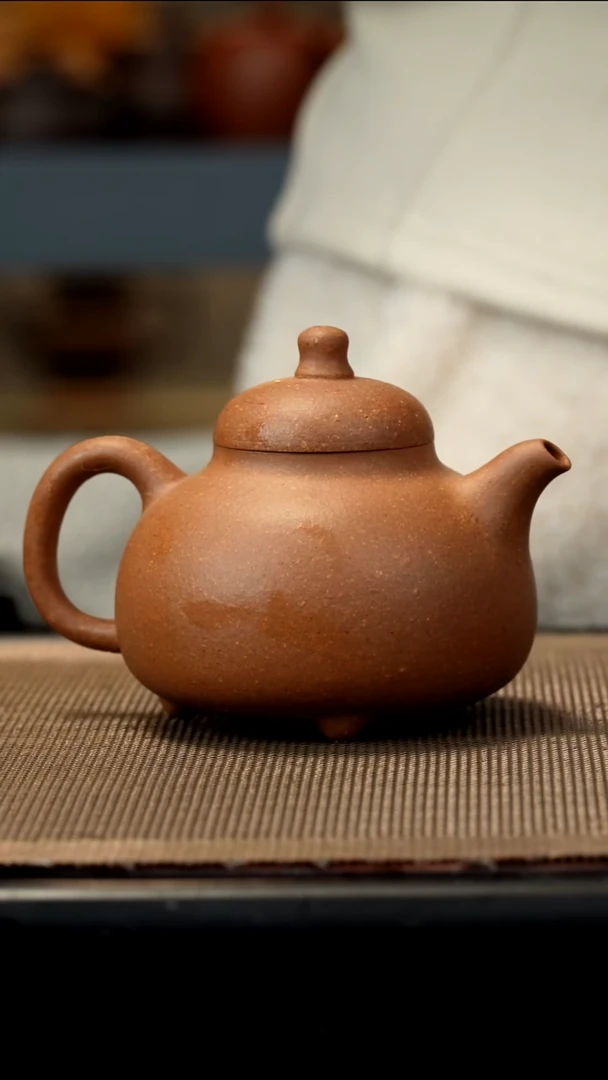 紫砂茶盏段泥三足乳鼎210CC