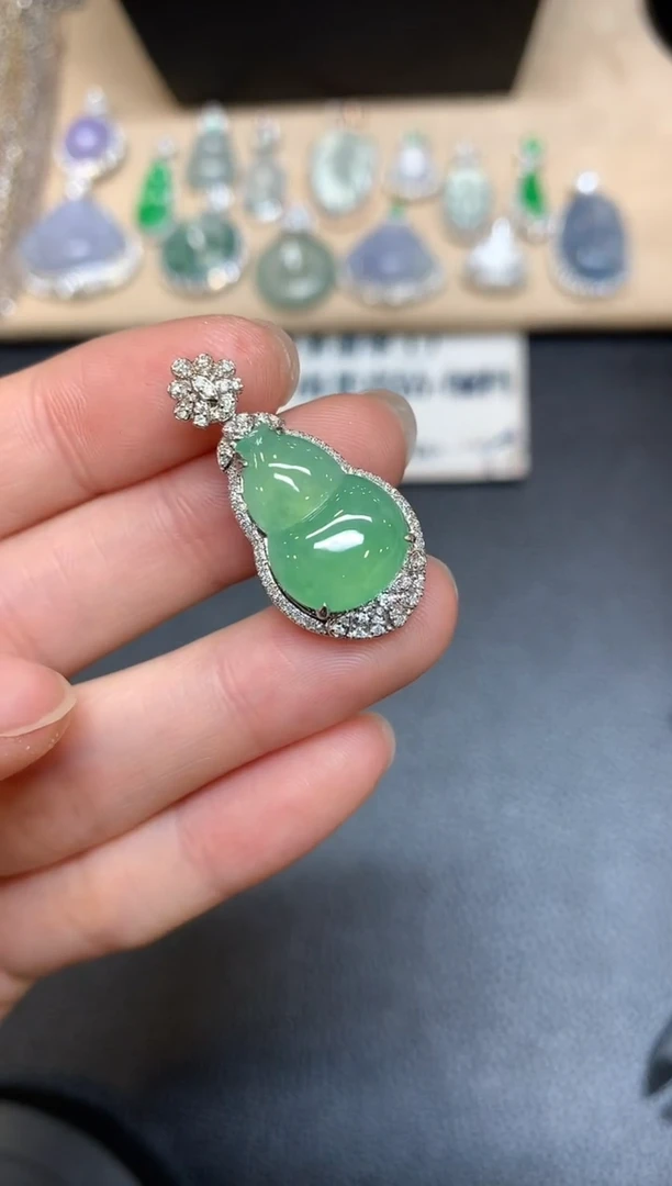 【闪购商品】翡翠颈饰18K金镶嵌葫芦【无服务费