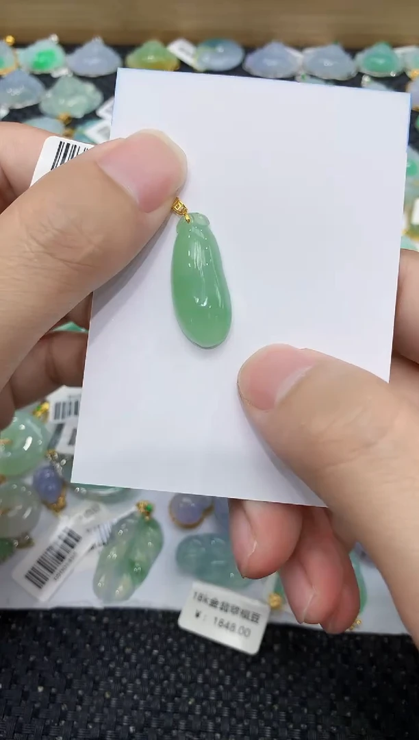 翡翠18K金镶嵌颈饰111111111