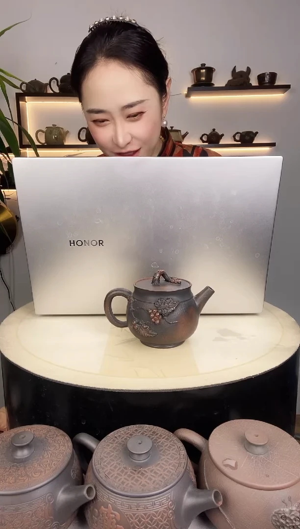 ℳ**范内嵌盖堆雕琵琶壶