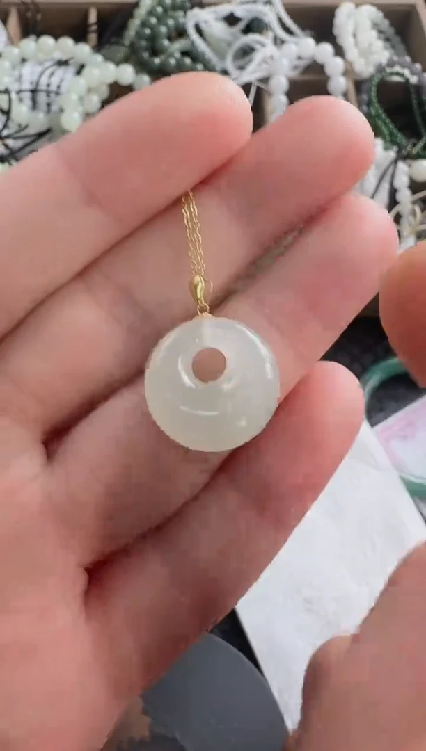 和田玉未镶嵌颈饰公主扣