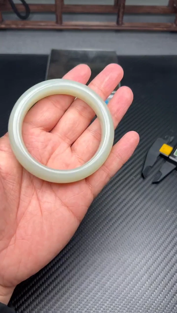 未镶嵌手镯和田玉且末微色差近矿56+S